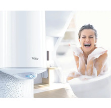 Boiler Tesy în baie cu o femeie în cadă