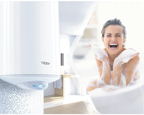 Boiler Tesy în baie cu o femeie în cadă