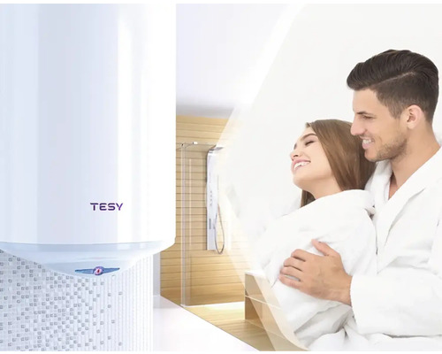 Boiler de apă caldă Tesy în baie cu un cuplu