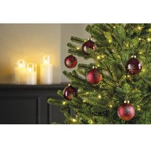 Brad împodobit cu globuri roșii și luminițe