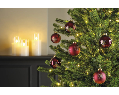 Brad împodobit cu globuri roșii și luminițe