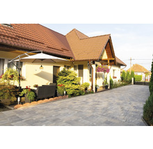 Casă cu pavaj, umbrelă de soare și mobilier de grădină