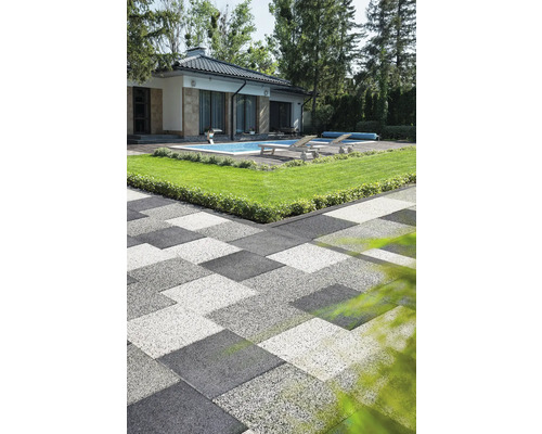 Grădină cu casă, piscină și potecă din pavele de beton în diferite culori