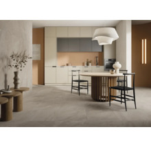 Bucătărie luminoasă cu chicinetă, masă și scaune