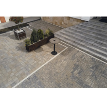 Exterior cu pavaj, masă, scară și jardiniere