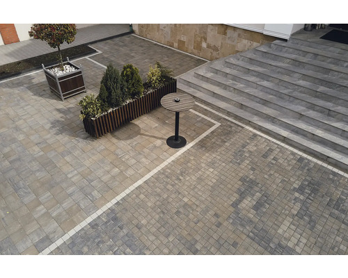 Exterior cu pavaj, masă, scară și jardiniere