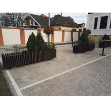 Spațiu exterior cu plante în cutii de lemn și podea pavată