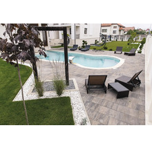 Exterior cu piscină, șezlonguri și gazon