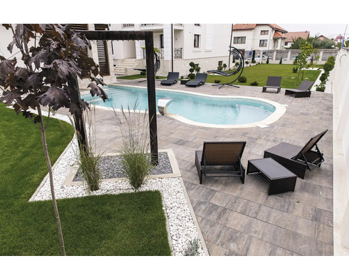 Exterior cu piscină, șezlonguri și gazon