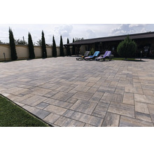 Spațiu exterior cu pavaj și șezlonguri