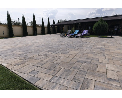 Spațiu exterior cu pavaj și șezlonguri