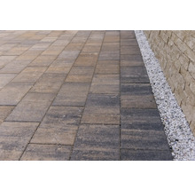 Pavaj cu pietre lângă o fâșie de pietriș