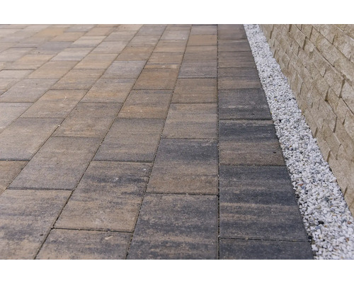 Pavaj cu pietre lângă o fâșie de pietriș