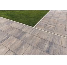 Pavaje pe o terasă lângă un gazon