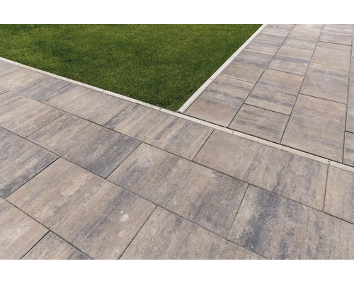 Pavaje pe o terasă lângă un gazon