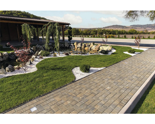 Fotografie de peisaj cu grădină, iaz și potecă pavată