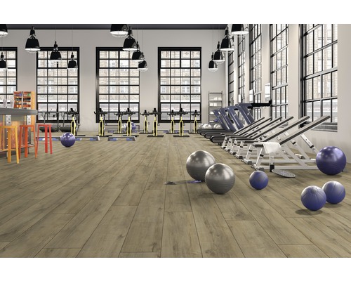 Sală de fitness cu echipamente sportive și podea din lemn deschis