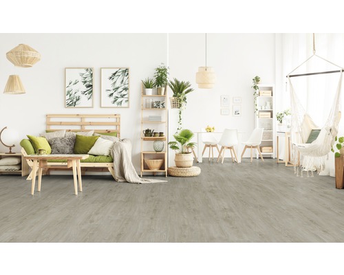 Cameră de zi luminoasă cu podea din lemn, canapea, masă și scaun suspendat