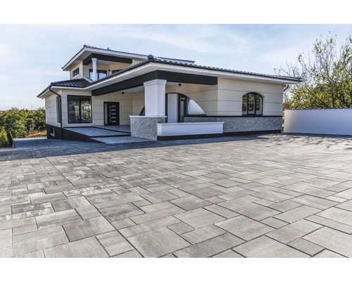 Alee pavată către o casă rezidențială modernă