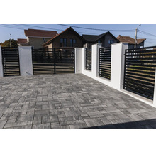 Alee de acces cu pavaj și gard cu elemente orizontale