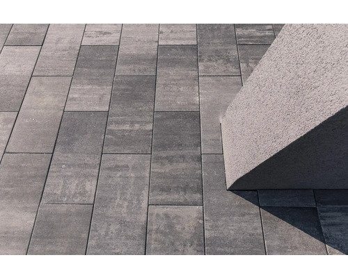 Pavaj gri așezat pe pământ