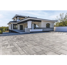 Alee de acces cu pavaje în fața unei case rezidențiale.