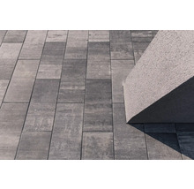 Pavaje gri lângă o structură