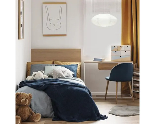 Cameră de copii cu pat, birou și decorațiuni