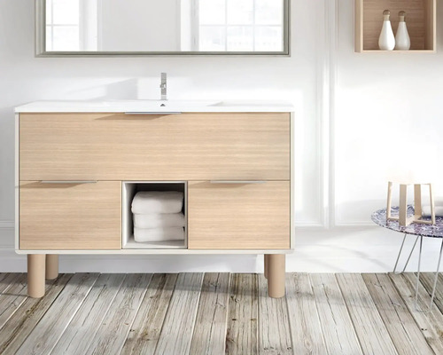 Baie cu dulap inferior pentru lavoar, oglindă și decorațiuni pe masă