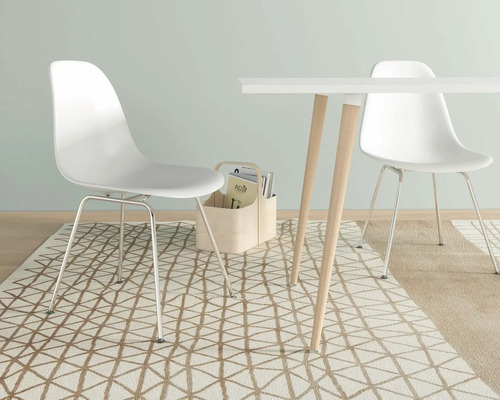 Scenă cu două scaune și o masă pe un covor cu model