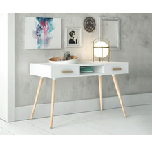 Birou alb cu picioare din lemn, sertare și compartiment de depozitare sub artă, ceas și lampă