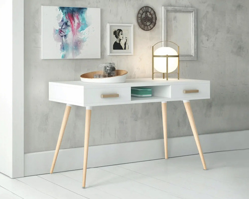 Birou alb cu picioare din lemn, sertare și compartiment de depozitare sub artă, ceas și lampă