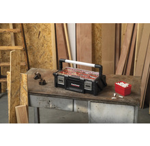 Cutie de scule Pattfield cu diverse scule pe un banc de lucru