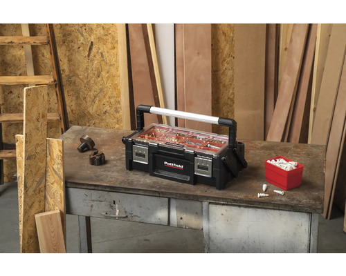 Cutie de scule Pattfield cu diverse scule pe un banc de lucru