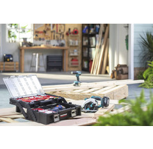 Scenă de atelier cu cutie de scule, ferăstrău circular și mașină de găurit pe grinzi de lemn