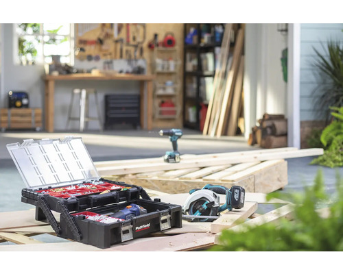 Scenă de atelier cu cutie de scule, ferăstrău circular și mașină de găurit pe grinzi de lemn