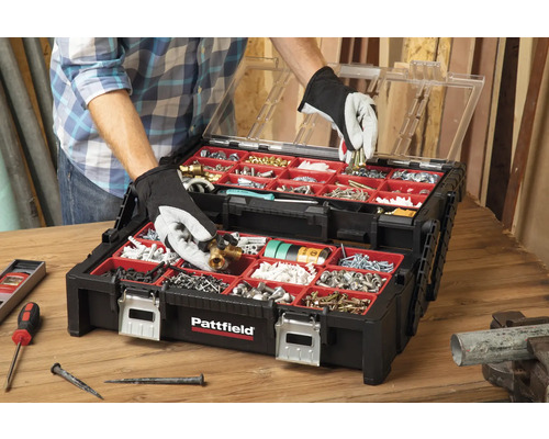 Cutie de scule neagră deschisă cu interior roșu, plină cu diverse unelte și șuruburi.