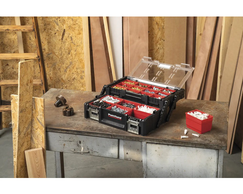 Cutie sortiment Pattfield cu şuruburi, dibluri şi piese mici pe banc de lucru