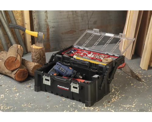 Cutie de scule neagră deschisă cu unelte, un topor și lemn