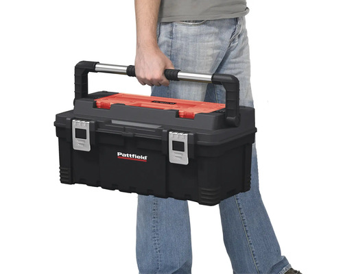 O persoană poartă o cutie de scule marca Pattfield.