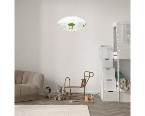 Cameră pentru copii cu lampă suspendată, jucării și pat supraetajat