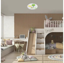 Cameră de copii cu pat supraetajat, birou și plafonieră cu design pentru copii.