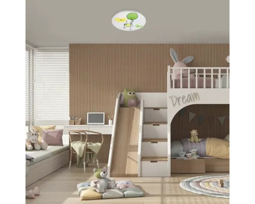 Cameră de copii cu pat supraetajat, birou și plafonieră cu design pentru copii.