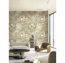 Cameră de zi cu tapet de marmură, canapea și fotoliu.