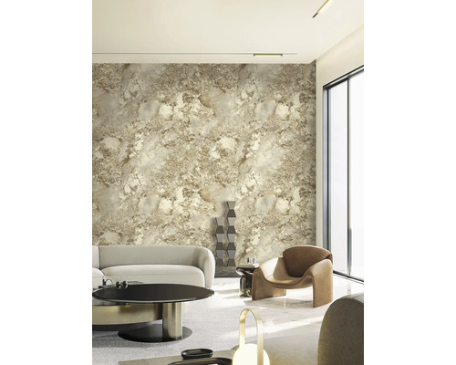 Cameră de zi cu tapet de marmură, canapea și fotoliu.