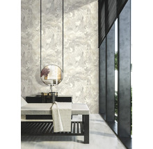 Baie modernă cu tapet de marmură, chiuvetă și șezlong