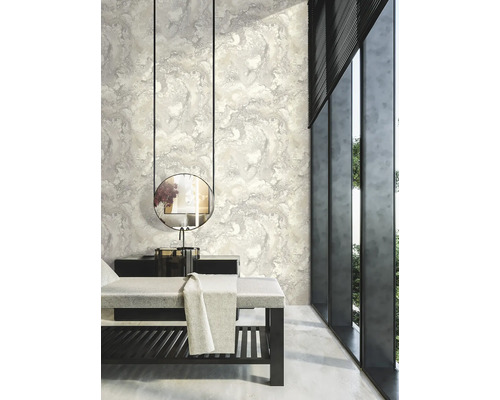 Baie modernă cu tapet de marmură, chiuvetă și șezlong