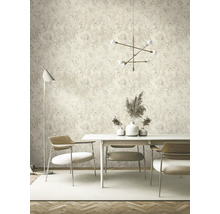 Sufragerie cu masă, scaune și tapet cu model