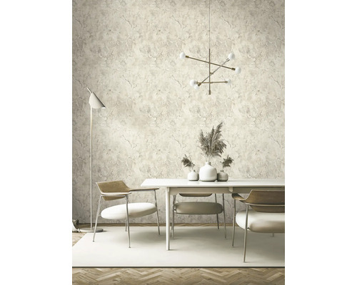 Sufragerie cu masă, scaune și tapet cu model