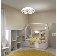 Cameră de copii cu pat tip căsuță, raft, scaun, covor și plafonieră